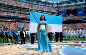 María Becerra durante la previa de la final del Mundial 2026 antes de interpretar el Himno Nacional.