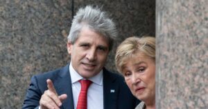 El recibimiento de Luis Caputo a Kristalina Georgieva en el Palacio de Hacienda.