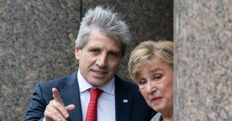 El recibimiento de Luis Caputo a Kristalina Georgieva en el Palacio de Hacienda.