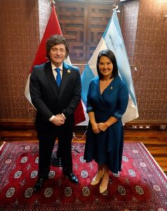 Javier Milei junto a Keiko Fujimori durante el encuentro bilateral en Lima.