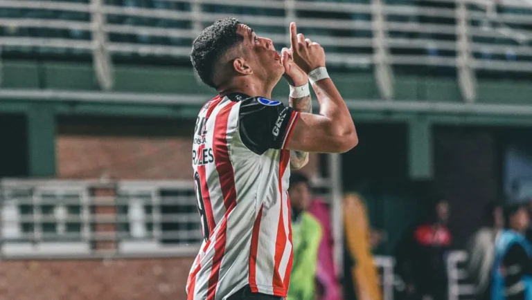 Gonzalo Morales durante un partido con Barracas Central.