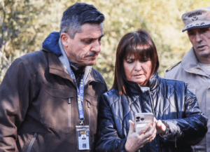 Bullrich junto al oficial que aparece de civil disparando contra la gente en el Congreso.