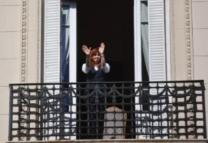 La expresidente desde el balcón en San José 1111.