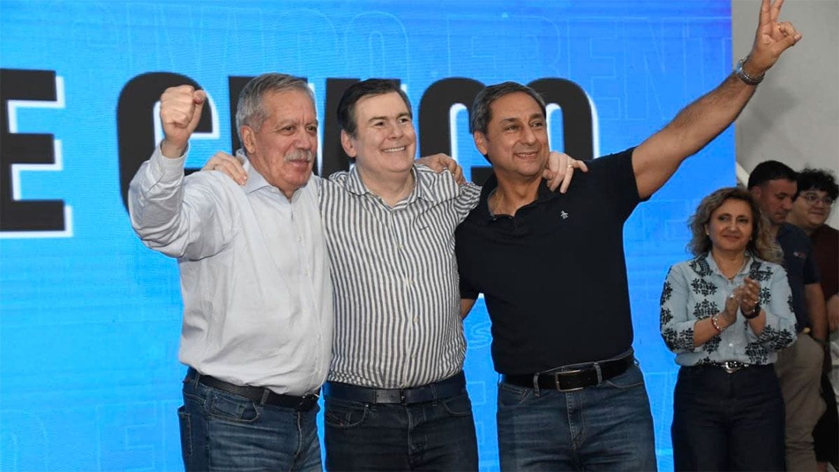 Gerardo Zamora celebrando el triunfo del Frente Cívico en Santiago del Estero