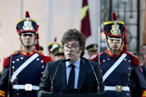 reapareció Milei en público