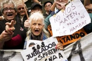 jubilados protestando por la jubilación mínima.
