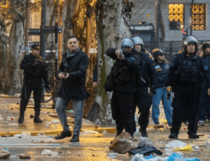Policía de civil disparando en el Congreso.