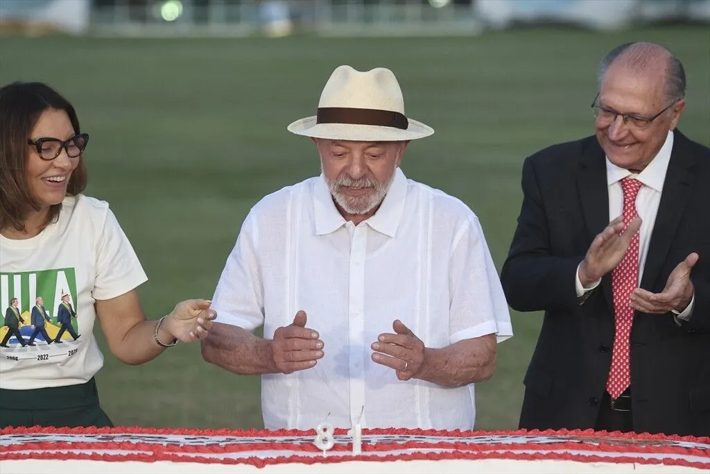 Lula calificó de «vergonzosa» la fuga de Flávio Bolsonaro y lo comparó con su propia experiencia judicial